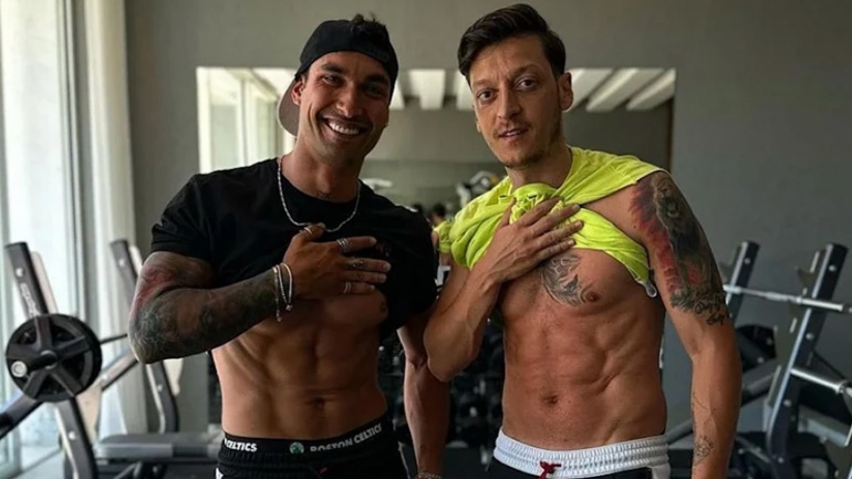 Γερμανία: Αντιδράσεις για το τατουάζ του ποδοσφαιριστή Μεσούτ Έζιλ με το σύμβολο των Γκρίζων Λύκων