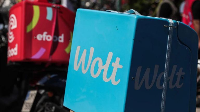 Πρόστιμα σε eFood και Wolt επειδή παρέδιδαν παραγγελίες εν μέσω απαγόρευσης λόγω καύσωνα