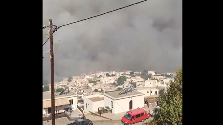 Στις φλόγες σπίτια στο χωριό Ασκληπιείο Ρόδου