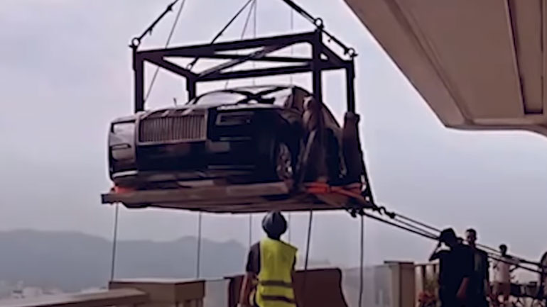 Η απόλυτη επίδειξη πλούτου από Κινέζο  – Πάρκαρε τη Rolls Royce στο μπαλκόνι του 44ου ορόφου