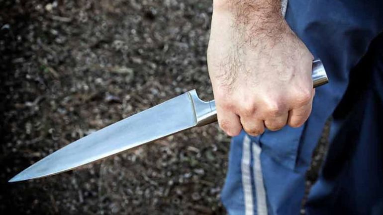 Χανιά: Νέο περιστατικό ενδοοικογενειακής βίας – Την απείλησε με μαχαίρια μπροστά στα μάτια του ανήλικου παιδιού τους