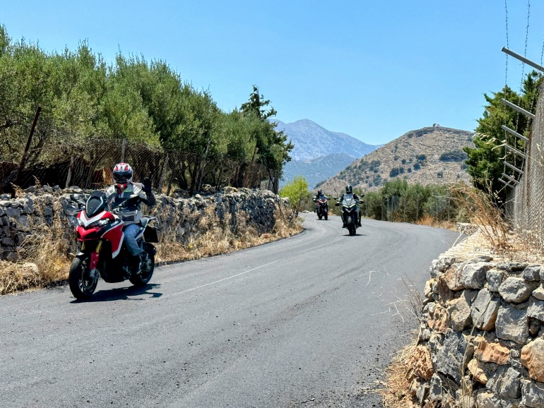 Καραγιαννάκης, Στόκας, Χόιερ στο δρόμο προς Ελούντα