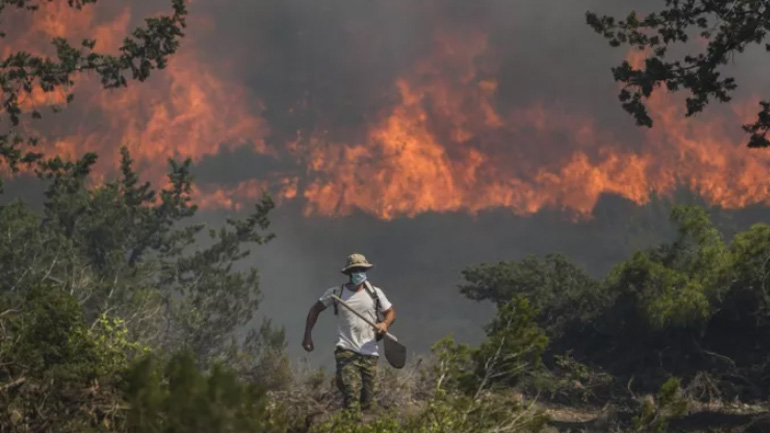Μαίνονται οι πυρκαγιές στη Ρόδο: Εκκένωση σε Βατί, Γεννάδι, Λαχανιά και Πλημμύρι