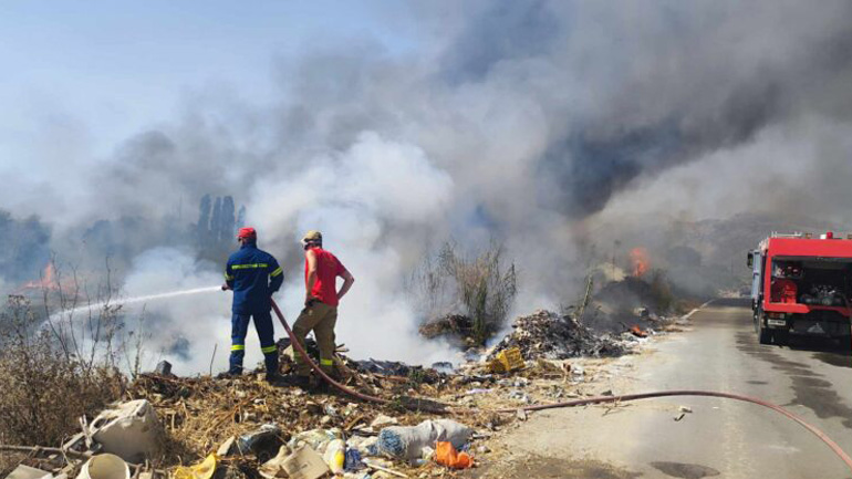 Άρτα: Φωτιά στην περιοχή Καλαμιά σε κτήμα με μπάζα και σκουπίδια
