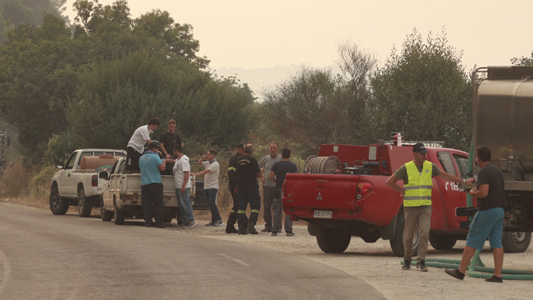 Κάηκαν σπίτια στην Κέρκυρα – «Μάχη» με την πύρινη λαίλαπα στο χωριό Λούτσες