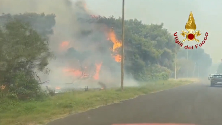 Ιταλία: Eκκένωση 2.000 τουριστών από 3 ξενοδοχεία στην Απουλία εξαιτίας πυρκαγιάς