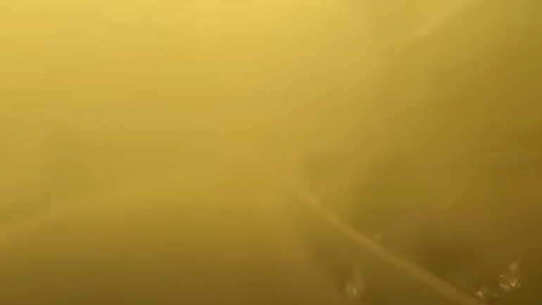 Ρόδος: Συγκλονιστικό βίντεο με εθελοντές να περνούν μέσα από τις φλόγες – «Προχώρα καίγονται τα παράθυρα!»