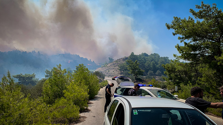 Ρόδος: Για 8η μέρα συνεχίζονται οι προσπάθειες για την κατάσβεση της φωτιάς στο νησί