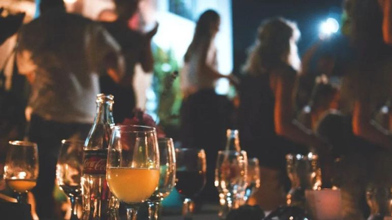 Μύκονος: Ζήτησαν από ένστολους αστυνομικούς να πληρώσουν εισιτήριο σε βίλα όπου γίνοταν πάρτι