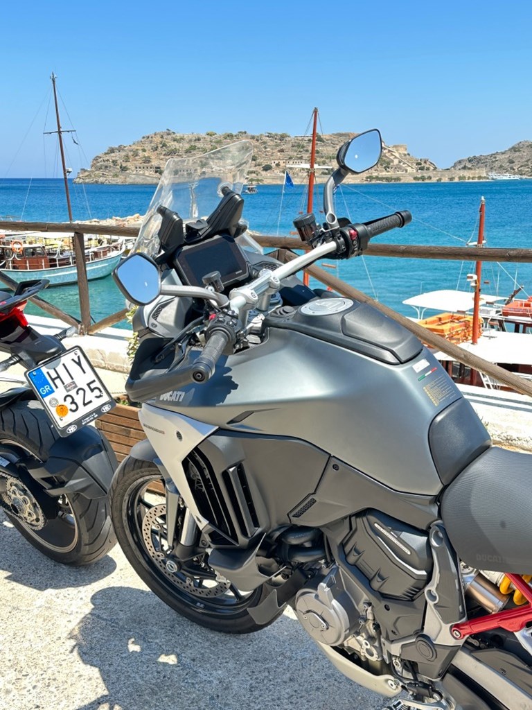 Η Σπιναλόγκα στο βάθος