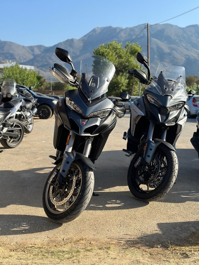 H V4S αριστερά και δεξιά η V2S