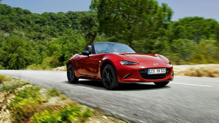 Ποιοι επιμένουν εν μέσω καύσωνα να οδηγούν με ανοικτή την οροφή στα cabrio