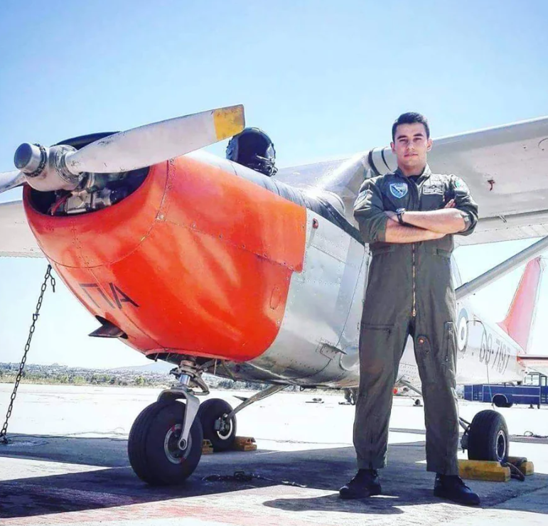 Ο Ανθυποσμηναγός (Ι), Περικλής Στεφανίδης