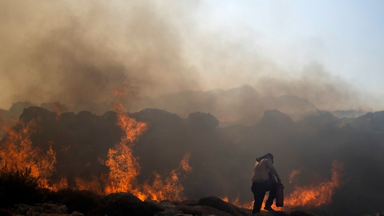 Συνεχίζεται η μάχη με τις φλόγες σε Ρόδο, Κέρκυρα, Κάρυστο και Δερβενάκια Αχαΐας