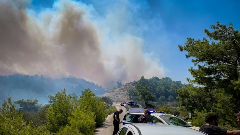 Φωτιά στη Ρόδο: Νέα μεγάλη αναζωπύρωση στο Βάτι