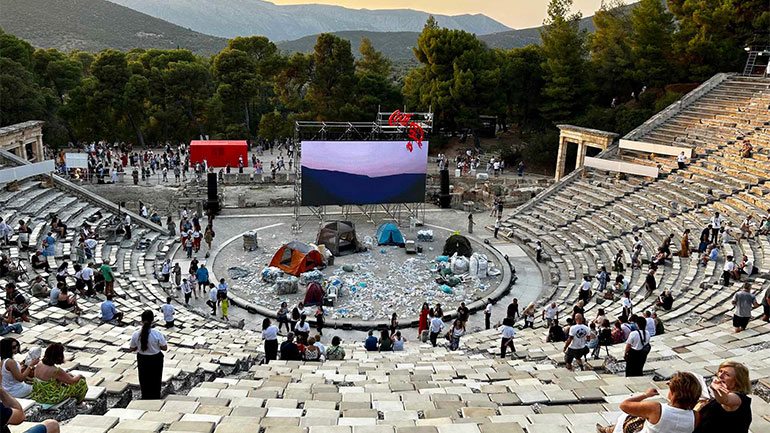 Έντονες αντιδράσεις στο Twitter για τη «Μήδεια» του Κάστορφ – «Ο κόσμος έφευγε και φώναζε ”ντροπή!”»