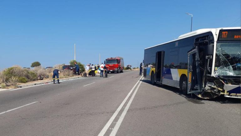 Τροχαίο ατύχημα στο 3ο λιμανάκι Βουλιαγμένης: Σύγκρουση ΙΧ με λεωφορείο