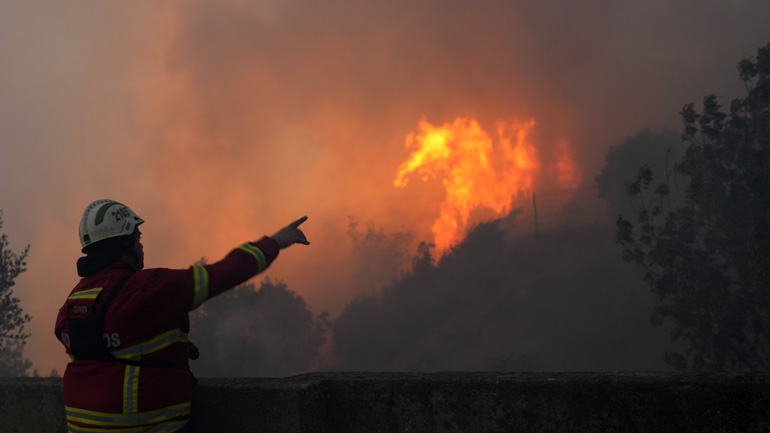 Πορτογαλία: Μεγάλη φωτιά στην Κασκάις – Εκατοντάδες πυροσβέστες στη μάχη
