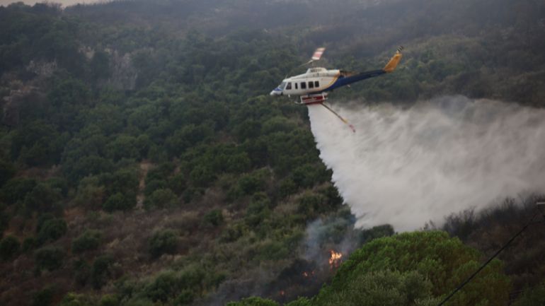 Φωτιά στην Κέρκυρα: Μάχη με τις αναζωπυρώσεις – Εκκένωση οικισμών – Καταγγελίες για εμπρησμό