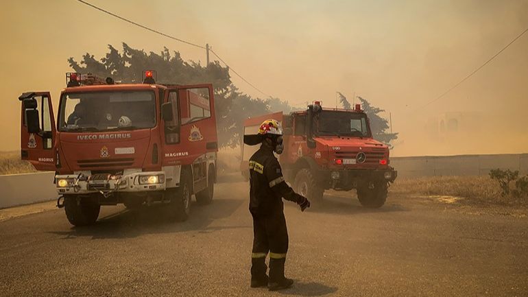 Μάχη σε τρία πύρινα μέτωπα στη Ρόδο – Αναζωπυρώσεις στην περιοχή των Απολλώνων