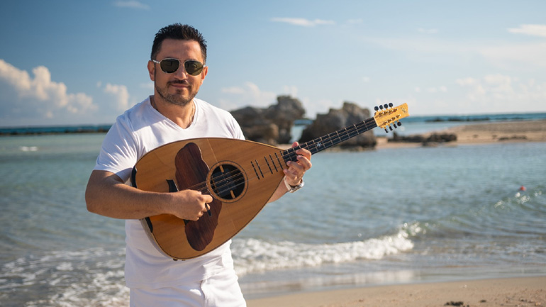 O Νεκτάριος Κωστάκης μάς ταξιδεύει στο Ελαφονήσι με το νέο του ορχηστρικό τραγούδι!