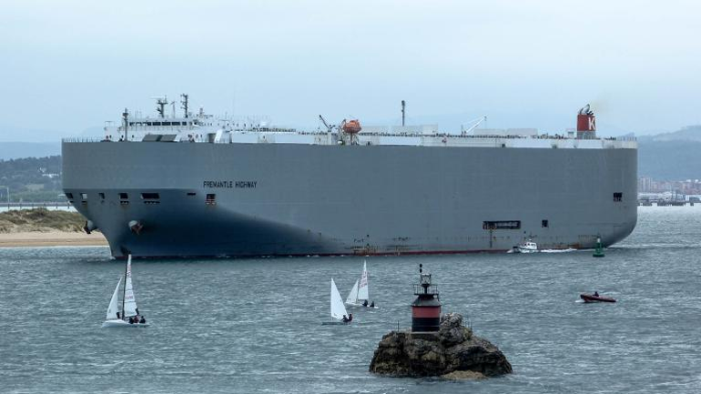 Φορτηγό πλοίο τυλίχτηκε στις φλόγες στα ανοικτά της Ολλανδίας – Ένας νεκρός, αρκετοί τραυματίες