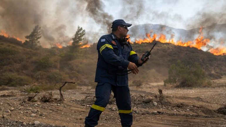 Συνεχίζονται κυρίως στη νότια Ρόδο οι προσπάθειες για την αντιμετώπιση της φωτιάς