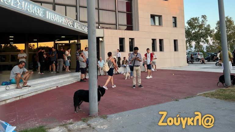 Αναμένουν την μεταφοράς τους στους χώρους όπου θα διανυκτερεύσουν οι κάτοικοι της Νέας Αγχίαλου