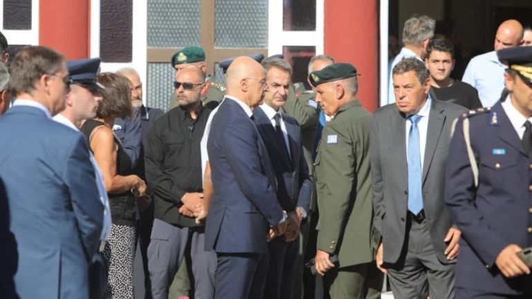 Η στιγμή που Μητσοτάκης και Δένδιας ενημερώνονται από τον Αρχηγό ΓΕΕΘΑ για τις εκρήξεις στην Νέα Αγχίαλο