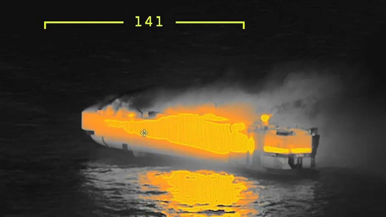 Δεύτερο πλοίο που μετέφερε ηλεκτρικά αυτοκίνητα καίγεται ολοσχερώς  – Τί συμβαίνει με τις μπαταρίες;  