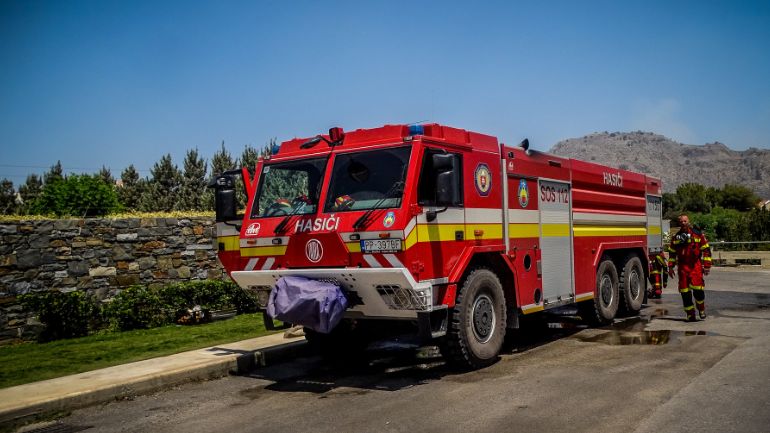 Μάχη με τις αναζωπυρώσεις εξακολουθούν να δίνουν στην Ρόδο πυροσβέστες και εθελοντές