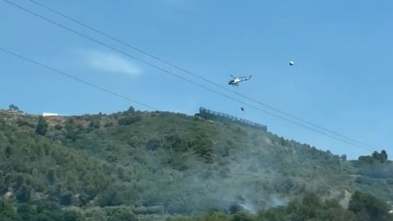 Ιταλία: Αναγκαστική προσγείωση ελικοπτέρου που συμμετείχε σε επιχείρηση για την κατάσβεση πυρκαγιών στην Σικελία