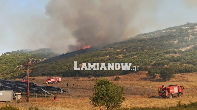 Λαμία: Φωτιά στον λόφο πίσω από τον Αφανό – Μήνυμα από το 112