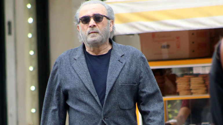 Ξέσπασε ο Λάκης Λαζόπουλος για τις ξαπλώστρες στις παραλίες της Πάρου: «Πάνε να την Μυκονιάσουν»