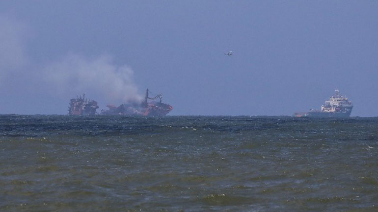 Ολλανδία: Το Fremantle Highway εξακολουθεί να φλέγεται για δεύτερη μέρα