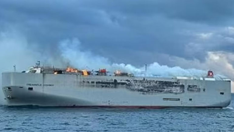 Εφιάλτης πλέον οι πυρκαγιές σε πλοία φορτωμένα με ηλεκτρικά αυτοκίνητα Εφιάλτης πλέον οι πυρκαγιές σε πλοία φορτωμένα με ηλεκτρικά αυτοκίνητα