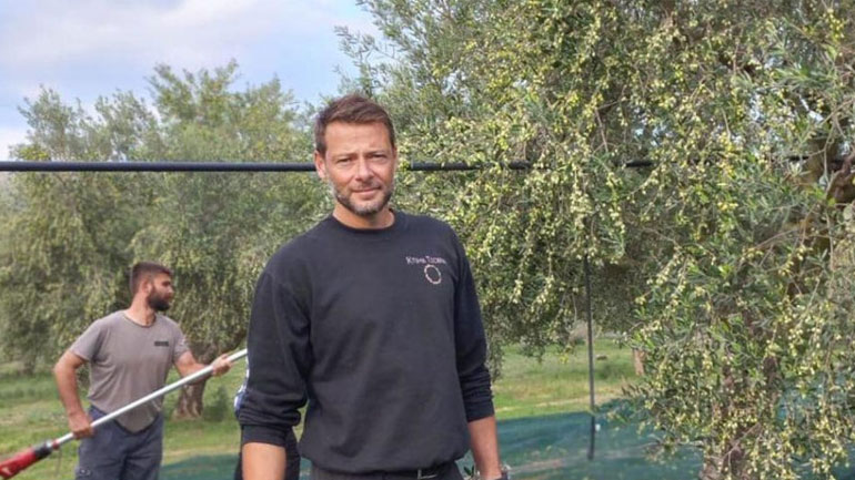 Αλέξανδρος Τζόρβας: Ο πρώην τερματοφύλακας της εθνικής μάζεψε σκουπίδια από την παραλία με τα παιδιά του!