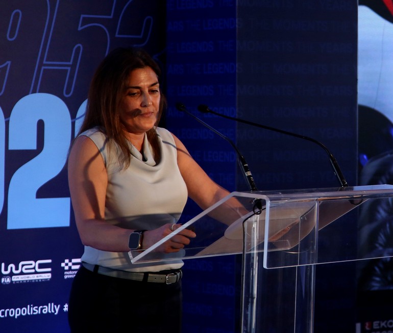 Η Ελένη Ξενάκη, διευθύντρια του γραφείου τύπου του EKO Rally Acropolis που έχει και όλη την ευθύνη της πληροφόρησης των δημοσιογράφων, φωτορεπόρτερ και τηλεοπτικών συνεργείων από όλο τον κόσμο αναφέρθηκε στην ιστορία του μεγάλου μας αγώνα