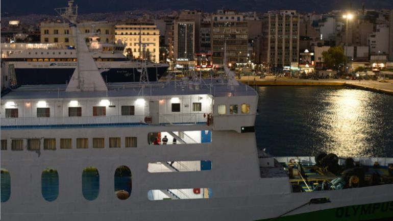 Επιστρέφει πλοίο στο λιμάνι του Πειραιά, λόγω μηχανικής βλάβης