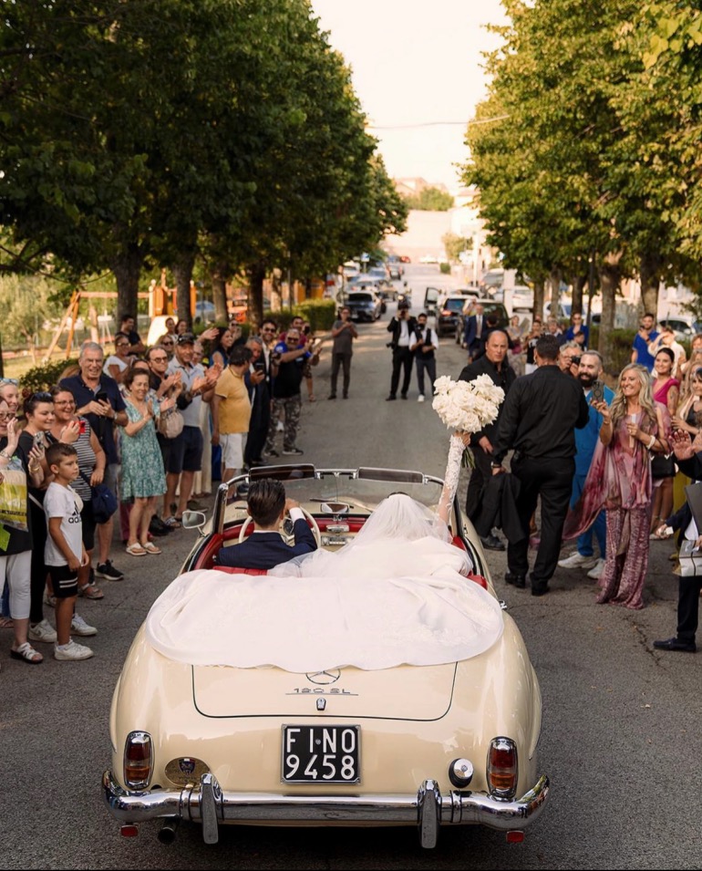 Luca και Marta κατευθύνονται στο χώρο της γιορτής μετά το γάμο