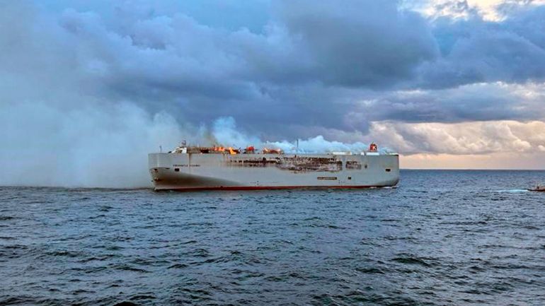 Ολλανδία: Κόπασε η ένταση της πυρκαγιάς στο Fremantle Highway – Ανέβηκαν για πρώτη φορά στο φλεγόμενο πλοίο οι πυροσβέστες