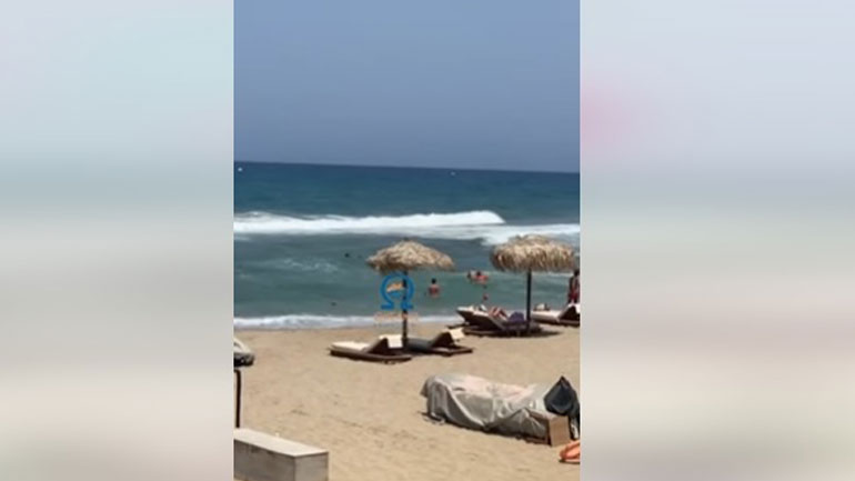 Ηράκλειο: Ναυαγοσώστης έσωσε μητέρα και κόρη που κινδύνευαν να πνιγούν