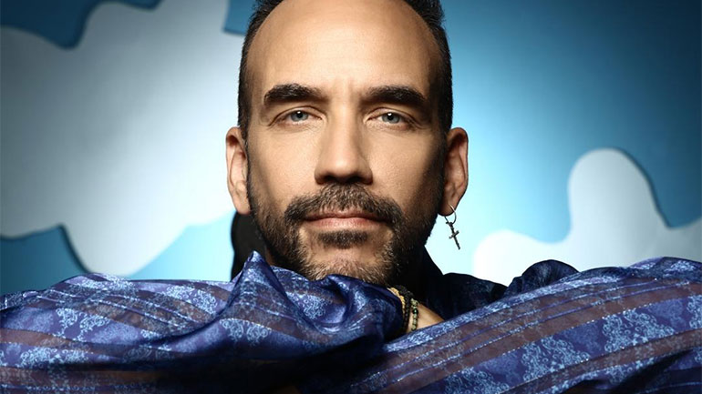 Ο Πάνος Μουζουράκης live στο Βεάκειο Θέατρο Πειραιά