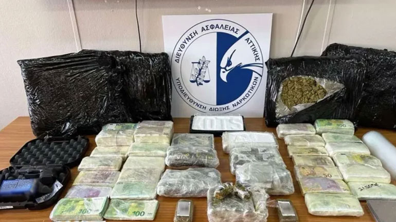 Nαρκωτικά, όπλα και χρήματα έκρυβε 41χρονος στην ντουλάπα του