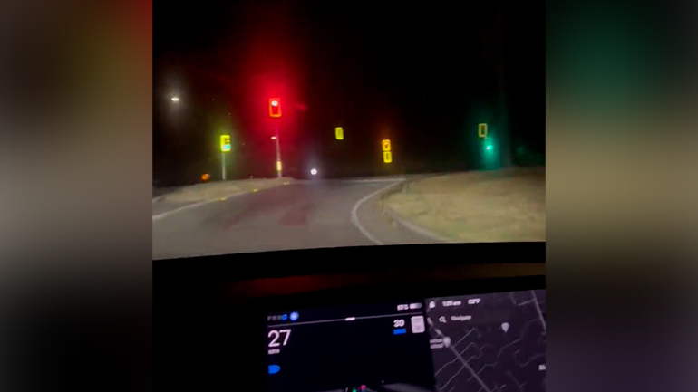 Δείτε την τρομακτική στιγμή που αυτόνομο Tesla «καίει»  κόκκινο και βγαίνει σε αυτοκινητόδρομο