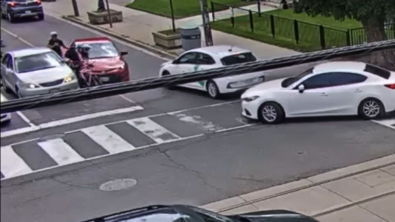 Έφηβοι με κλεμμένο αυτοκίνητο, πέρασαν πάνω από αστυνομικούς ποδηλάτες 