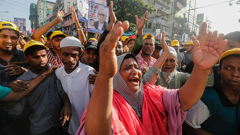 Μπανγκλαντές: Συγκρούσεις αστυνομικών με διαδηλωτές που ζητούν την παραίτηση της πρωθυπουργού