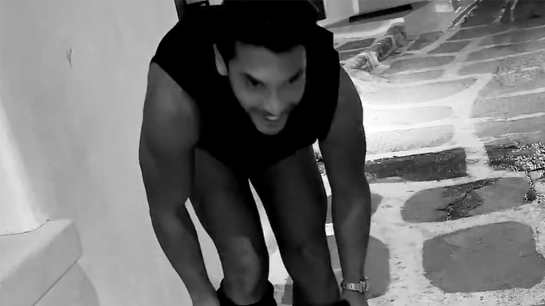 O Γιώργος Ασημακόπουλος κατέβασε το παντελόνι του σε σοκάκι της Μυκόνου