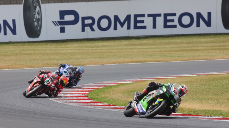 Ο Johny Rea (65) φάνηκε ότι θα μπορούσε να πάρει τη 2η θέση, στην αρχή με μάχη με τους Rinldi (21) και Gerdner (87)