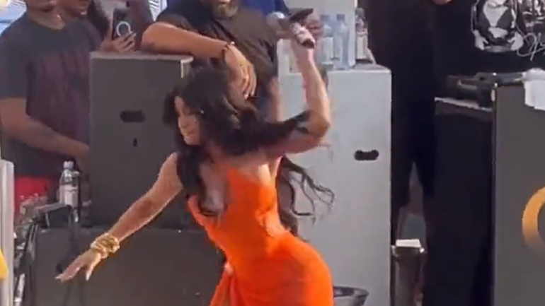 Η Cardi B εκτόξευσε το μικρόφωνό της σε μια γυναίκα που της πέταξε αναψυκτικό Η Cardi B εκτόξευσε το μικρόφωνό της σε μια γυναίκα που της πέταξε αναψυκτικό